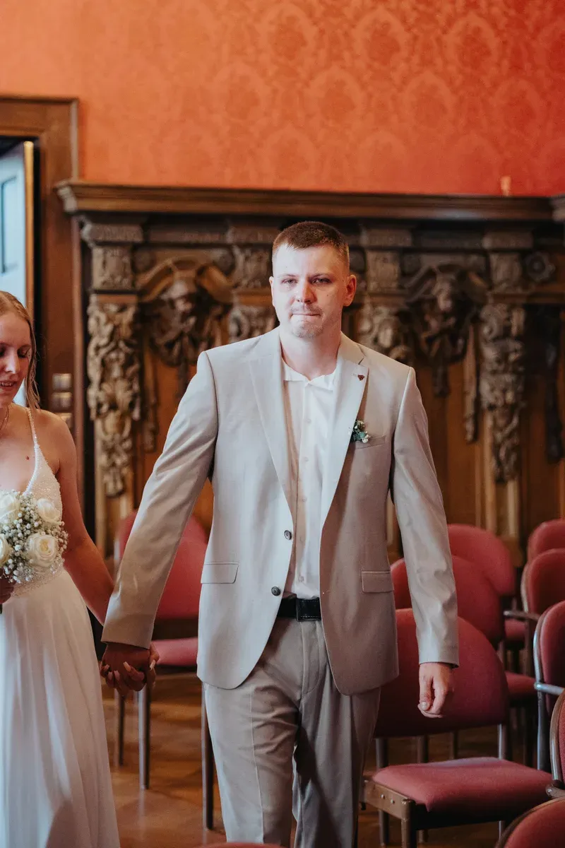Reportage-Foto der standesamtlichen Trauung von Kimberley und Jan-Niklas auf Schloss Birlinghoven (Bild 12)