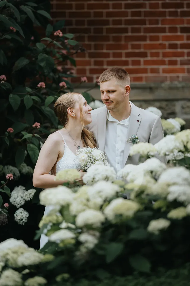 Reportage-Foto der standesamtlichen Trauung von Kimberley und Jan-Niklas auf Schloss Birlinghoven (Bild 21)