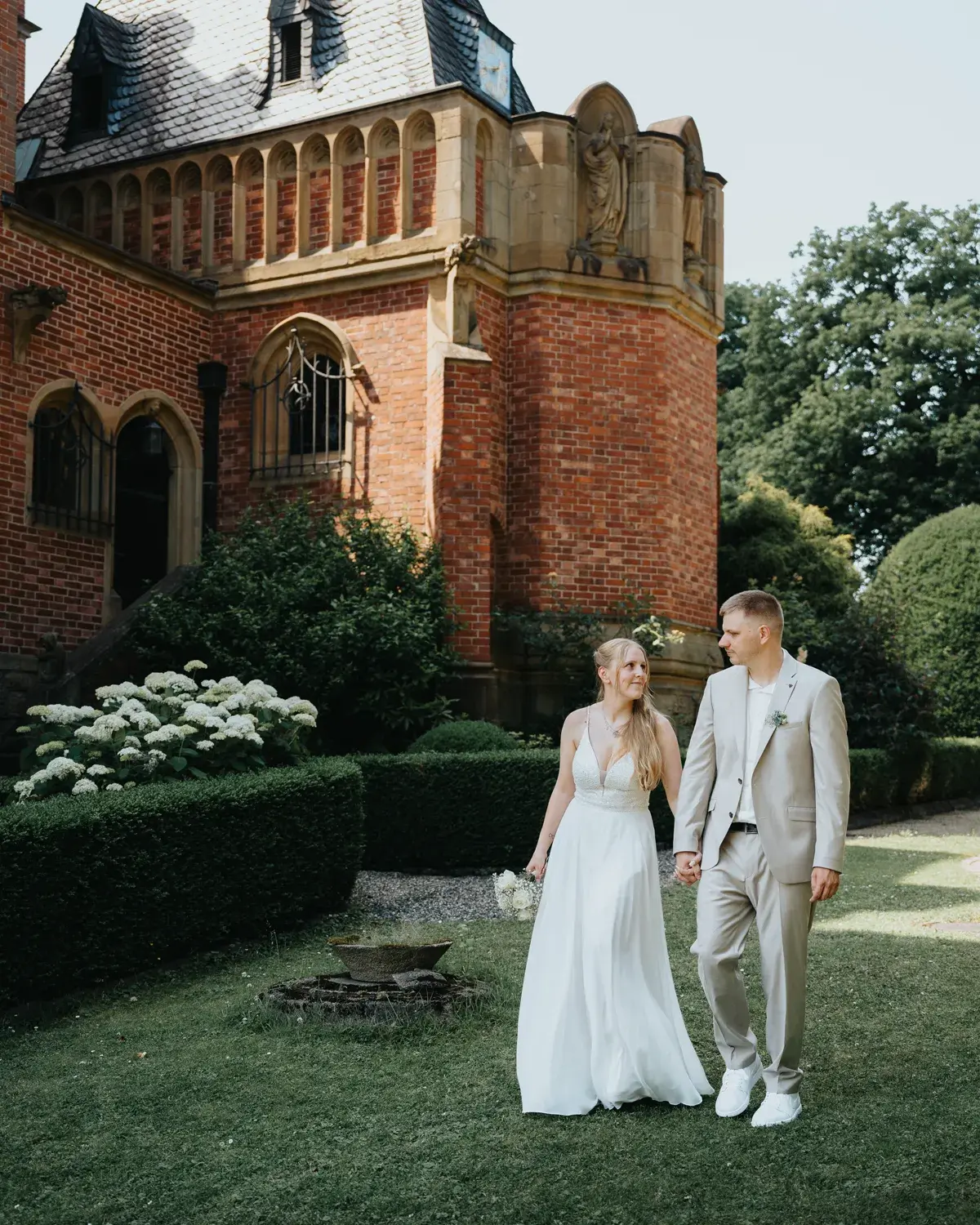 Kimberley und Jan-Niklas nach ihrer standesamtlichen Trauung auf Schloss Birlinghoven