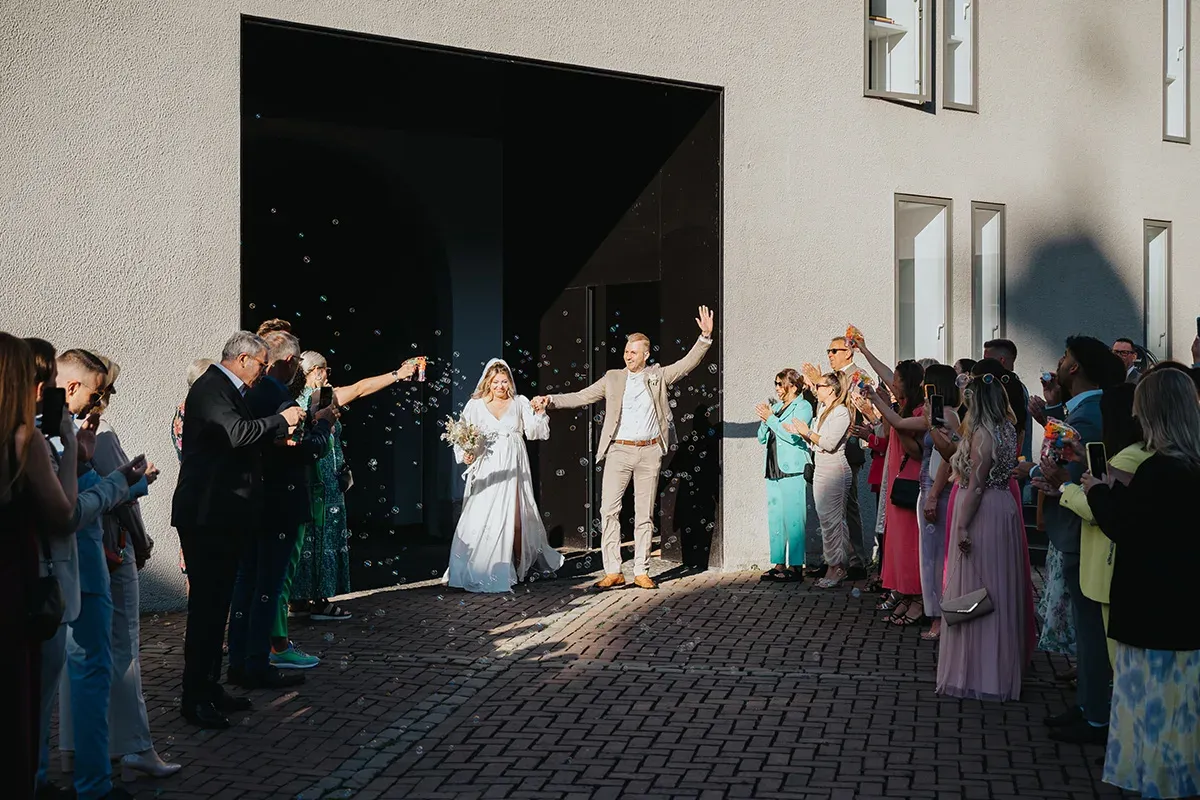 Reportage-Foto der standesamtlichen Trauung von Lea und Julian auf Burg Wissem in Troisdorf (Bild 33)
