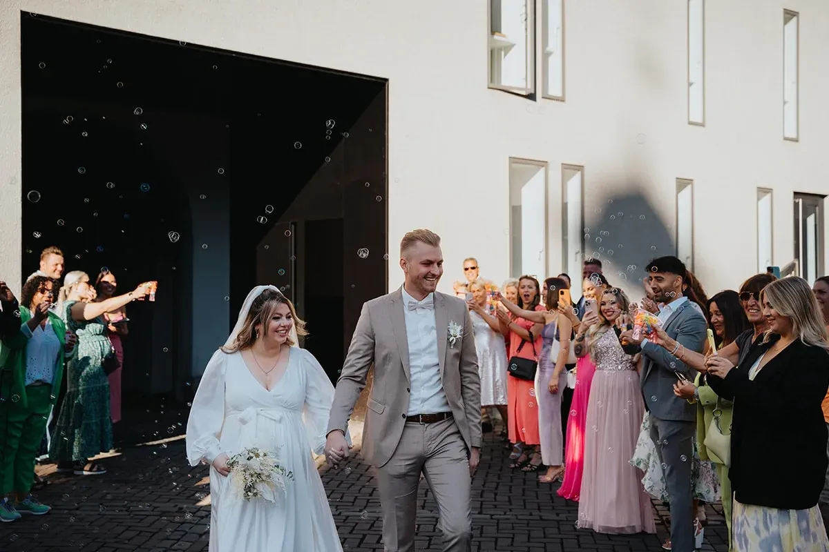 Reportage-Foto der standesamtlichen Trauung von Lea und Julian auf Burg Wissem in Troisdorf (Bild 34)