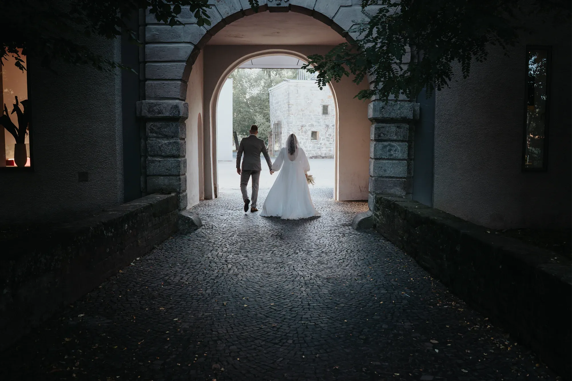 Lea und Julian an ihrem Hochzeitstag auf Burg Wissem in Troisdorf