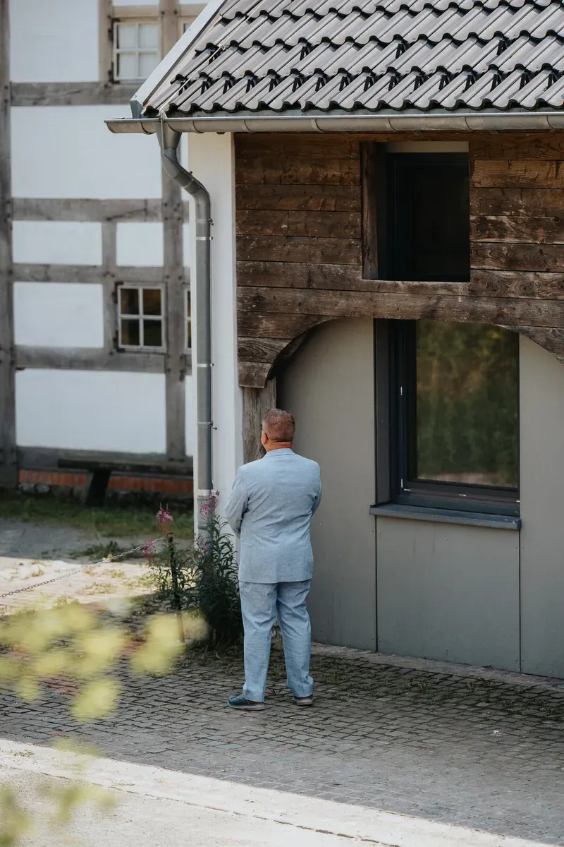 Reportage-Foto der freien Trauung von Kimberley und Julian im LVR-Freilichtmuseum Lindlar (Bild 01)