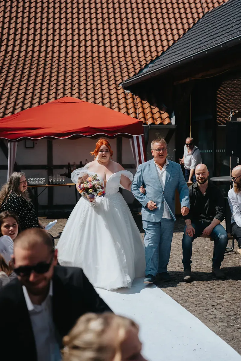 Reportage-Foto der freien Trauung von Kimberley und Julian im LVR-Freilichtmuseum Lindlar (Bild 10)