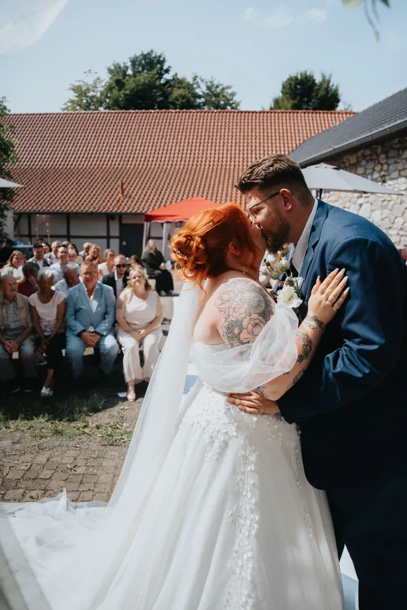 Reportage-Foto der freien Trauung von Kimberley und Julian im LVR-Freilichtmuseum Lindlar (Bild 32)