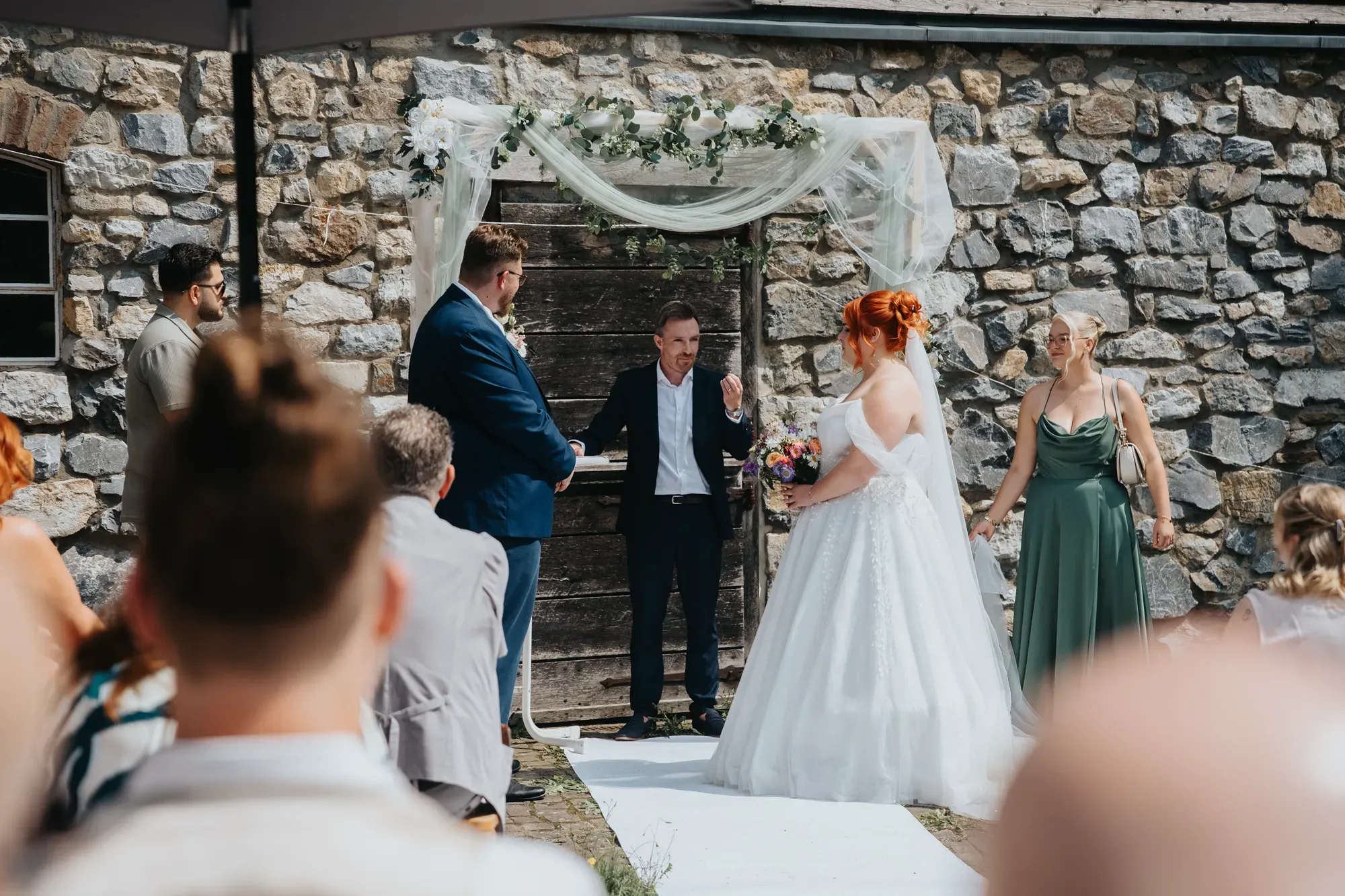 Kimberley und Julian an ihrem Hochzeitstag im LVR-Freilichtmuseum Lindlar