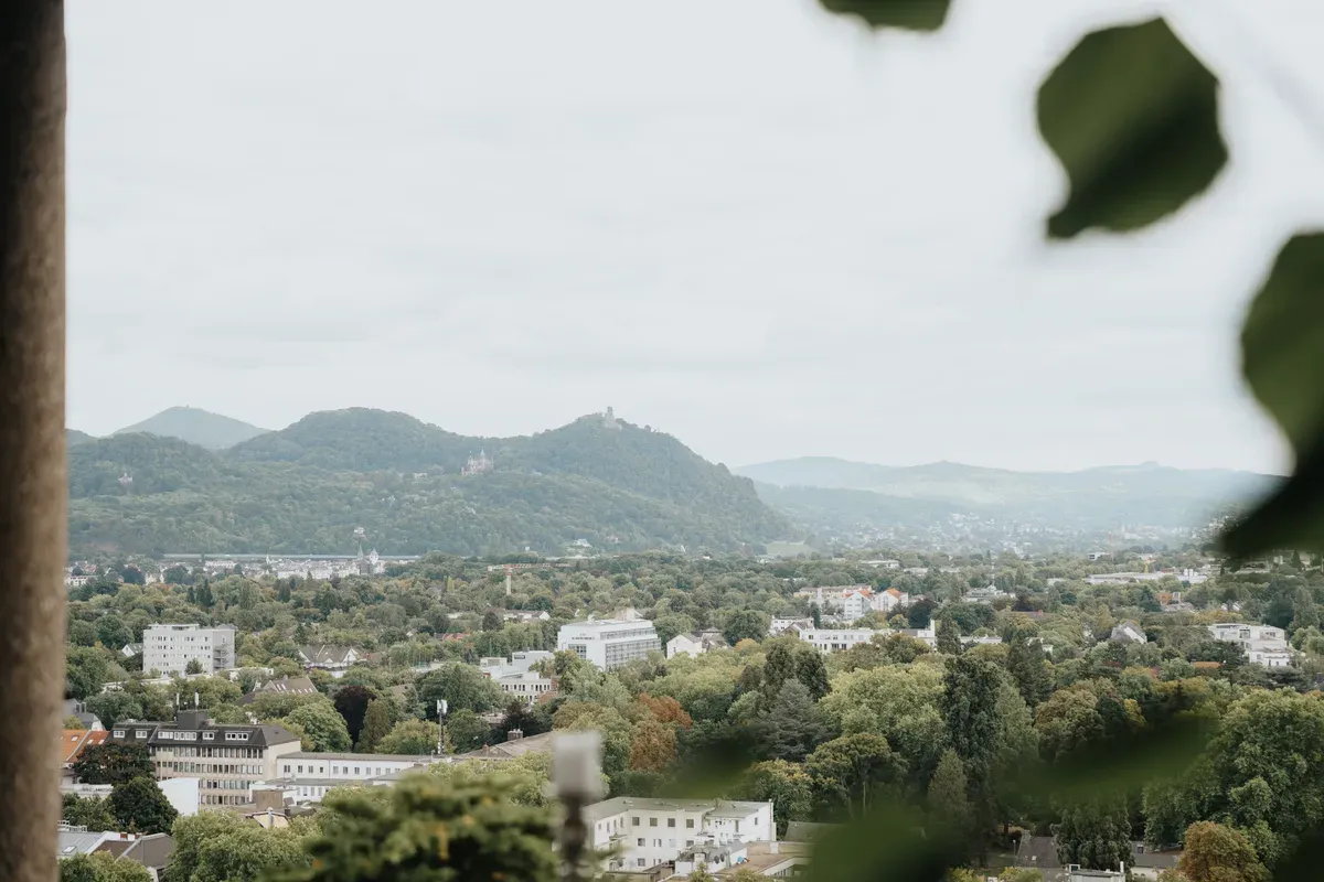 Reportage-Foto der standesamtlichen Trauung von Viola und Chris auf der Godesburg in Bad Godesberg (Bild 05)
