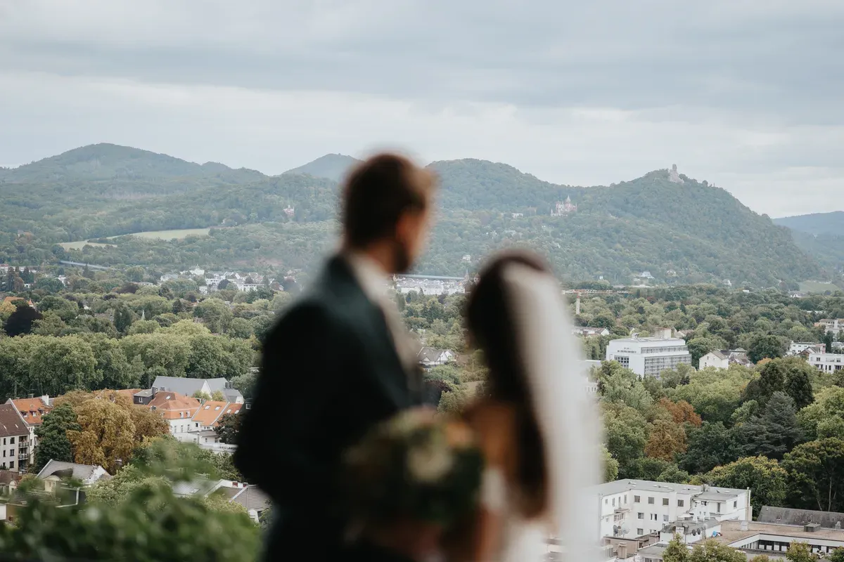 Reportage-Foto der standesamtlichen Trauung von Viola und Chris auf der Godesburg in Bad Godesberg (Bild 45)