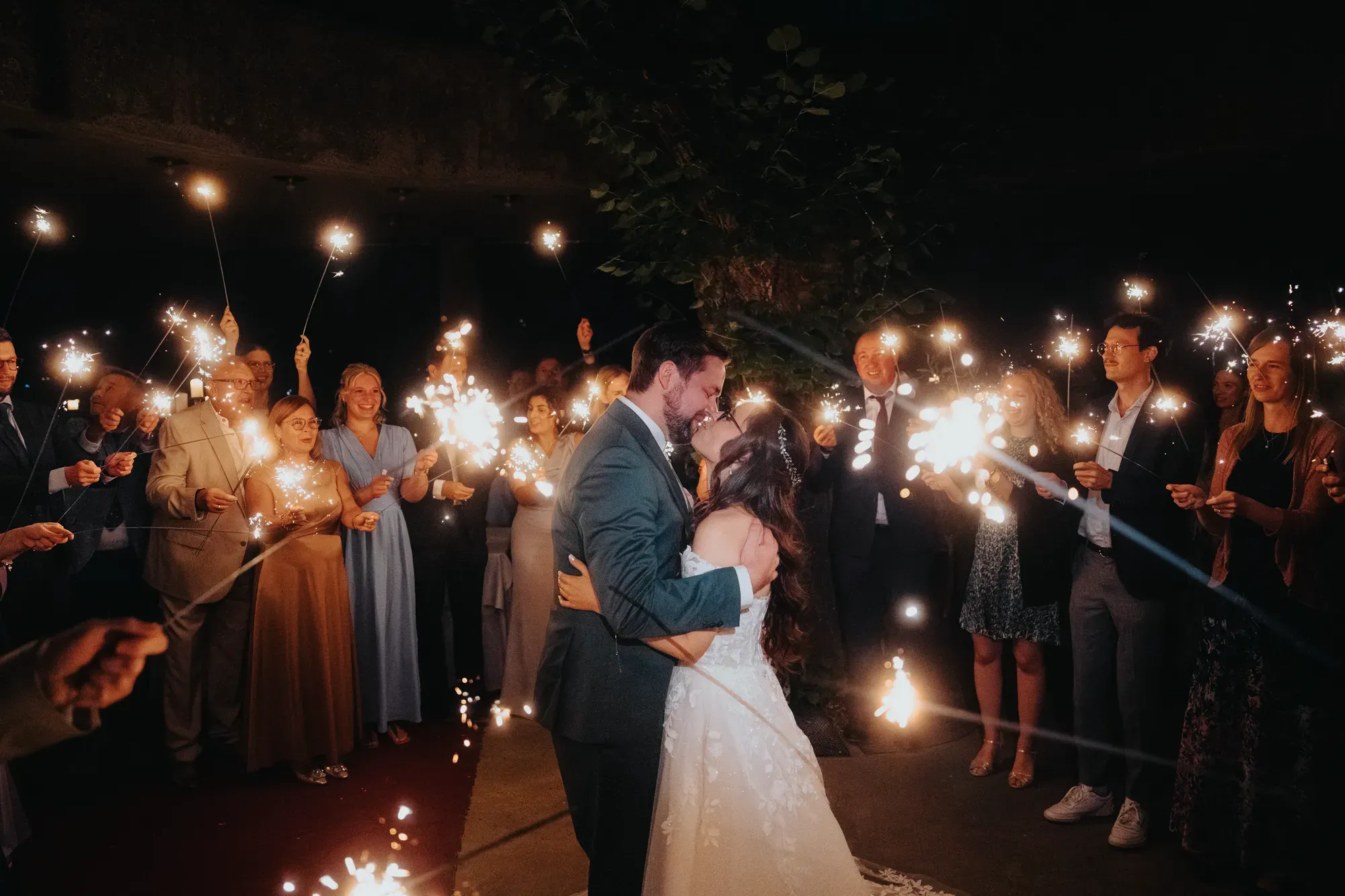 Viola und Chris an ihrem Hochzeitstag auf der Godesburg in Bad Godesberg