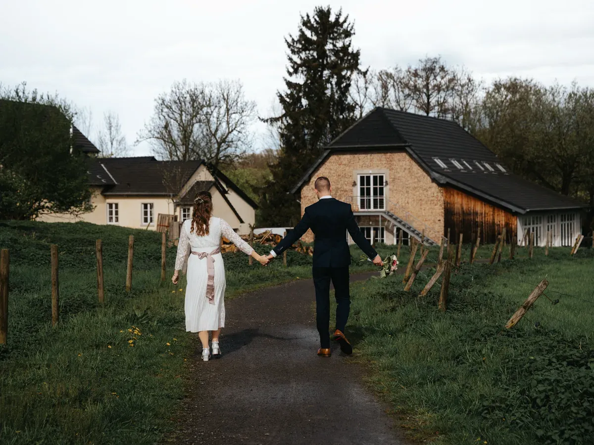 Brautpaar auf dem Weg hinter der Niederpleiser Mühle in Sankt Augustin