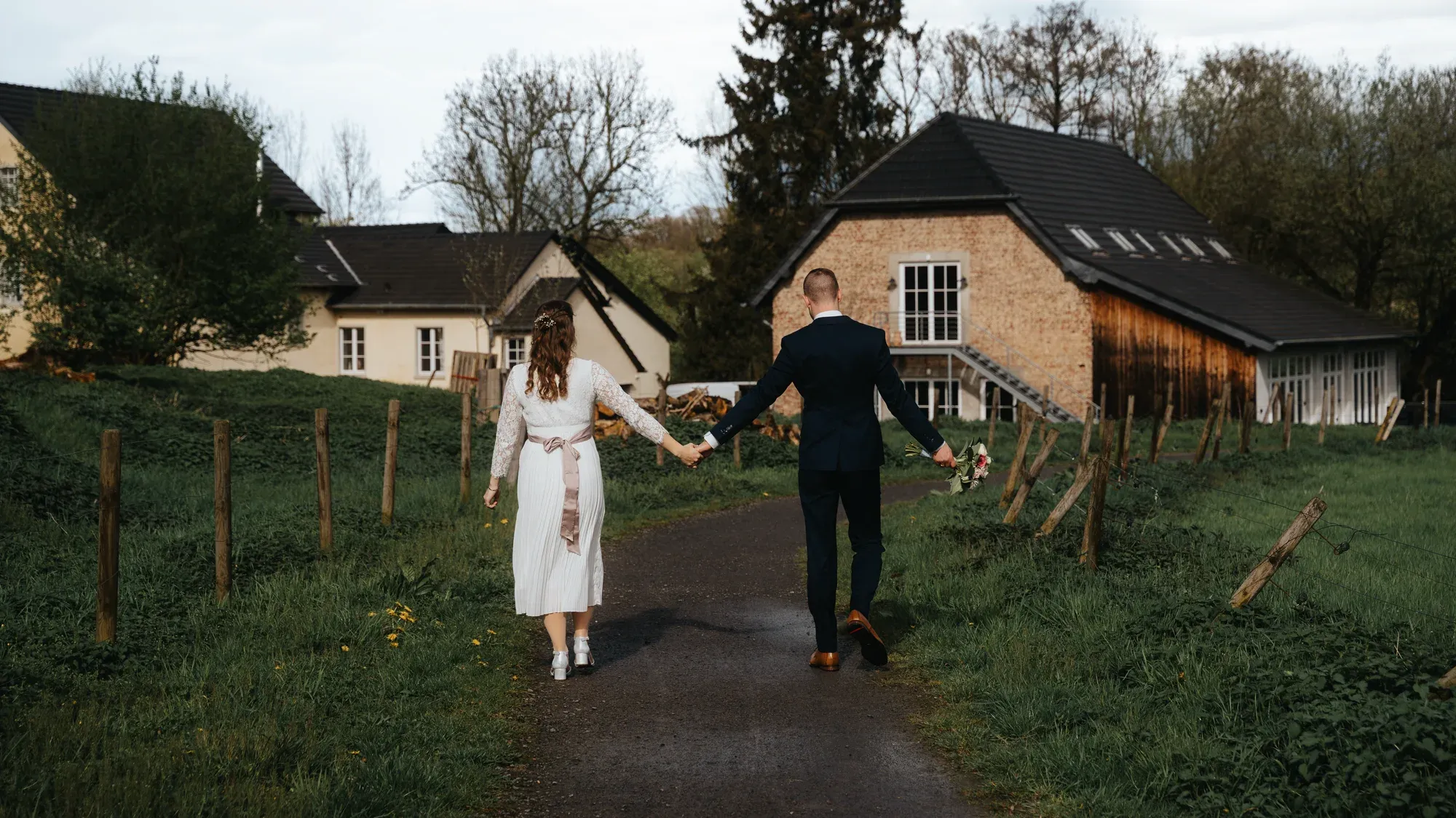 Brautpaar auf dem Weg hinter der Niederpleiser Mühle in Sankt Augustin