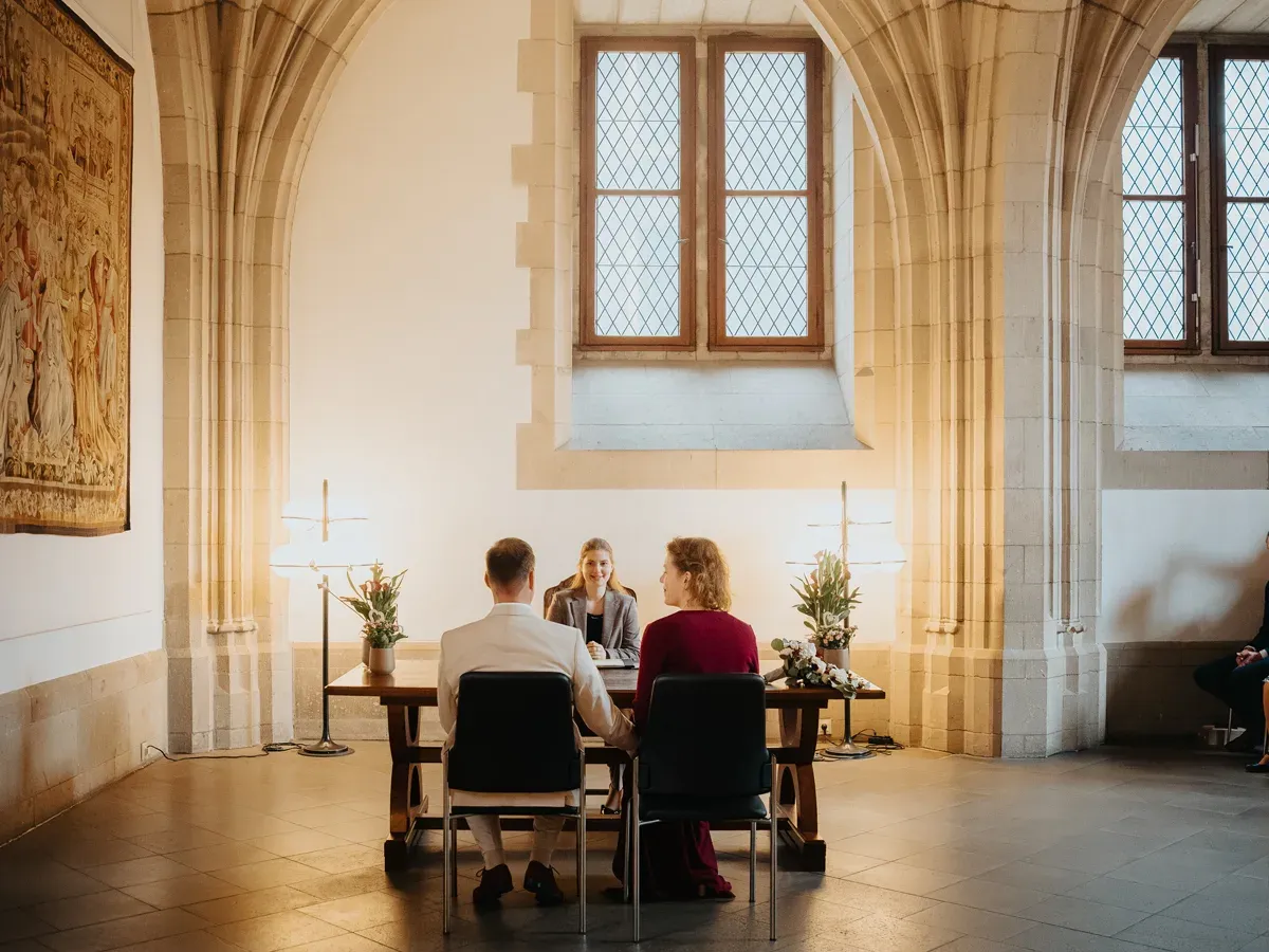Brautpaar während der Trauung vor dem Standesbeamten in der Rentkammer Köln