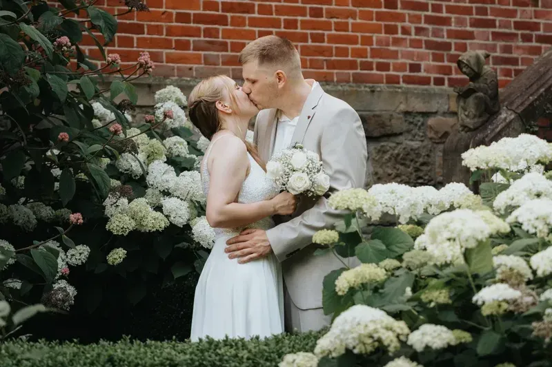 Kimberley und Jan-Niklas an ihrem Hochzeitstag auf Schloss Birlinghoven