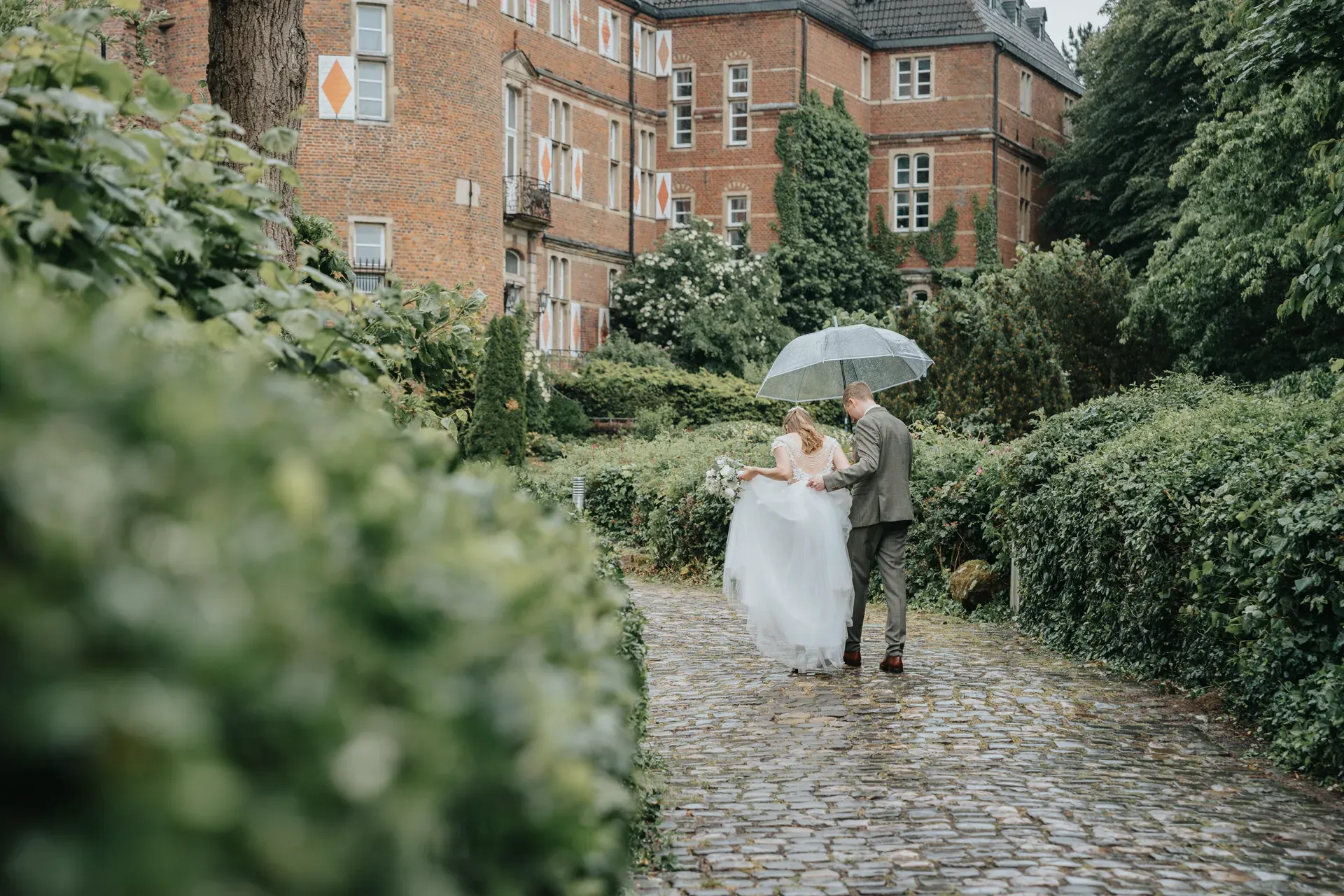 Brautpaar Kim und Julian an ihrem Hochzeitstag im August 2025 — Reportage von Philipp Wildfeuer.