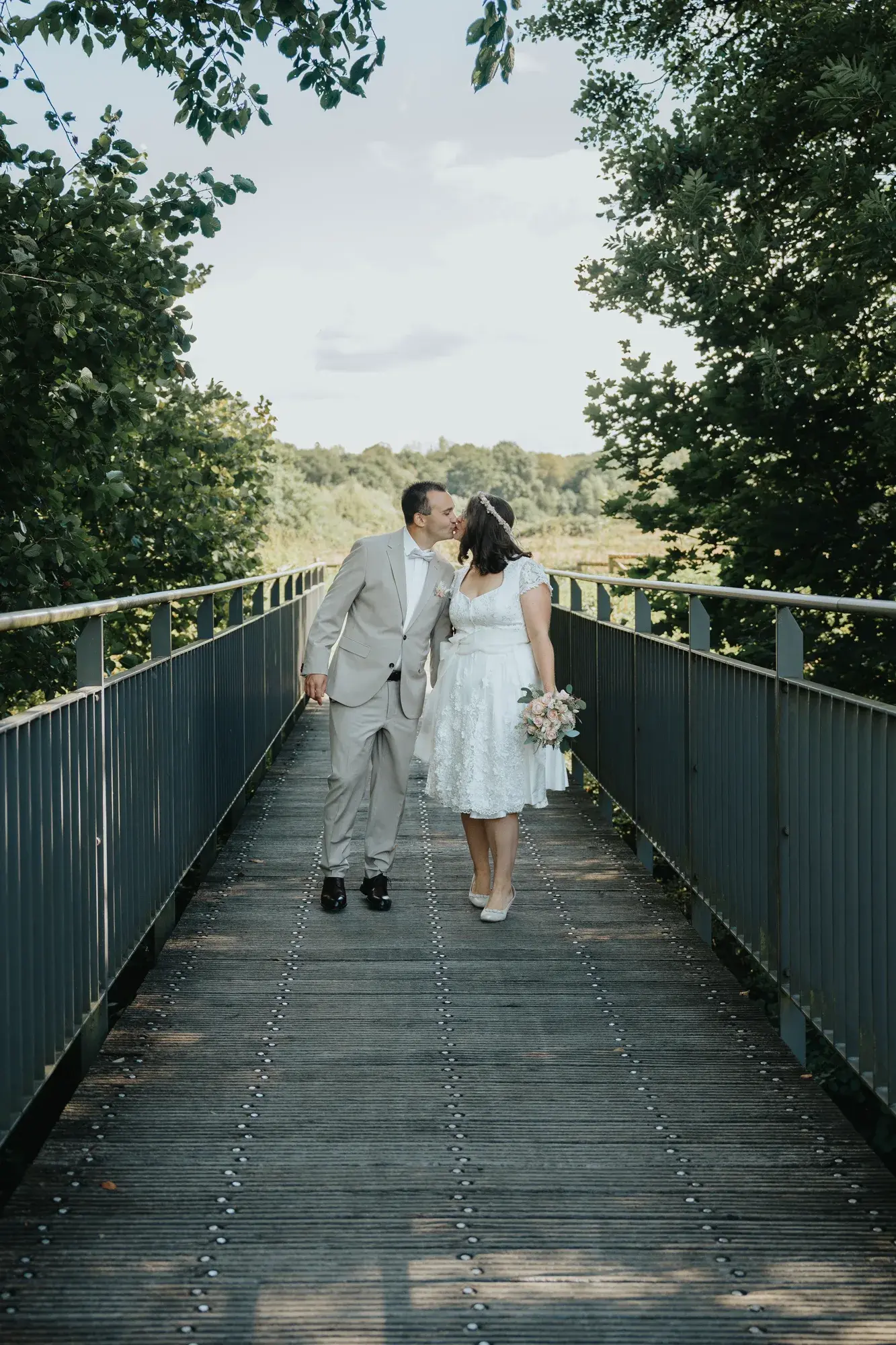 Brautpaar auf der Brücke über den Pleisbach hinter der Niederpleiser Mühle