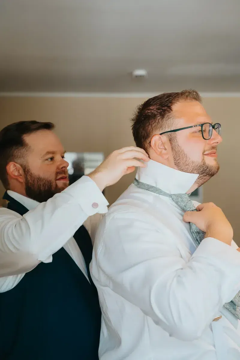 Reportage-Foto der Hochzeit von Lena und Flo im Klosterhof Seligenthal in Siegburg (Bild 001)