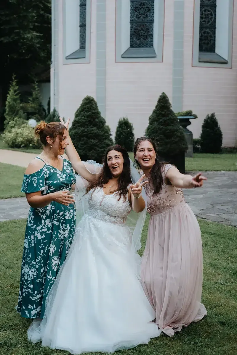 Reportage-Foto der Hochzeit von Lena und Flo im Klosterhof Seligenthal in Siegburg (Bild 002)