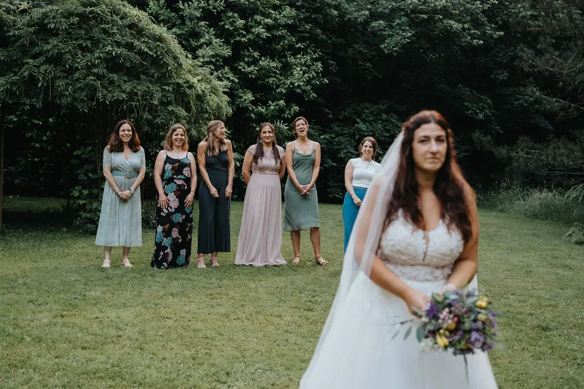 Reportage-Foto der Hochzeit von Lena und Flo im Klosterhof Seligenthal in Siegburg (Bild 003)