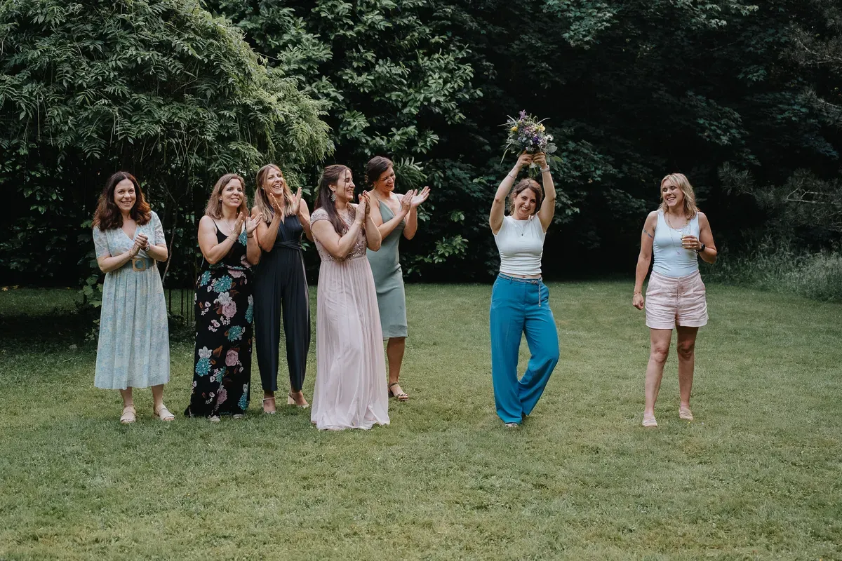 Reportage-Foto der Hochzeit von Lena und Flo im Klosterhof Seligenthal in Siegburg (Bild 004)