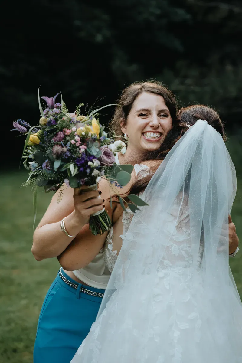 Reportage-Foto der Hochzeit von Lena und Flo im Klosterhof Seligenthal in Siegburg (Bild 005)