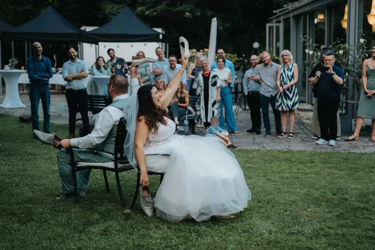 Reportage-Foto der Hochzeit von Lena und Flo im Klosterhof Seligenthal in Siegburg (Bild 007)