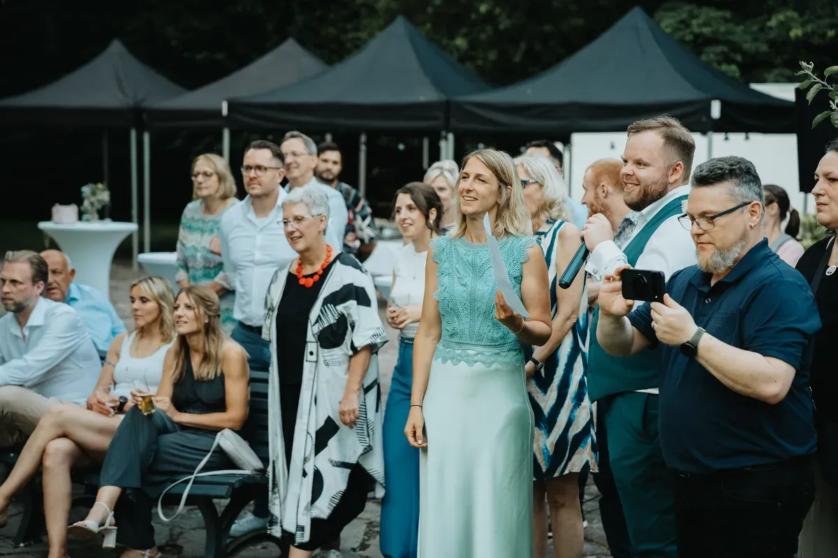 Reportage-Foto der Hochzeit von Lena und Flo im Klosterhof Seligenthal in Siegburg (Bild 008)