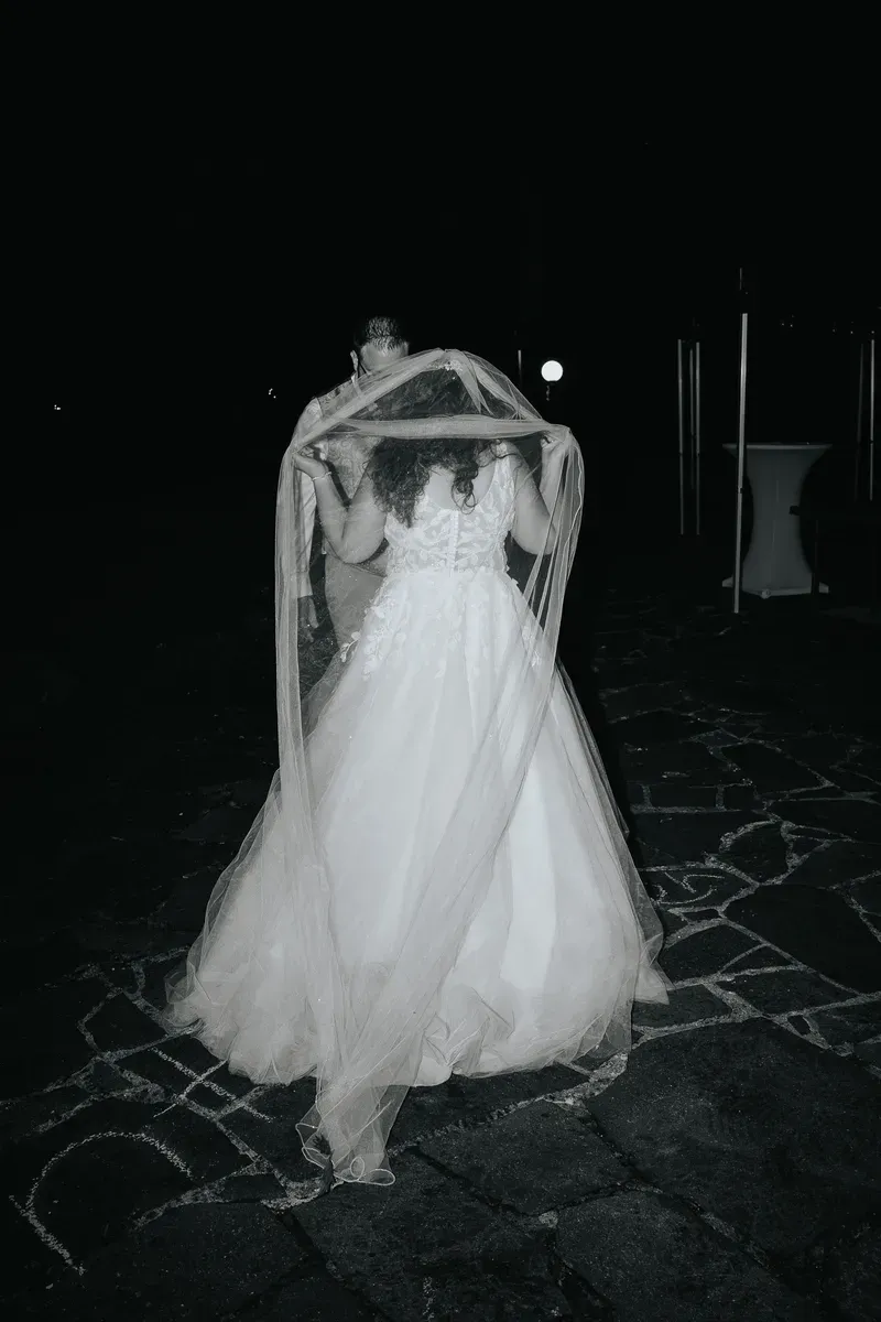 Reportage-Foto der Hochzeit von Lena und Flo im Klosterhof Seligenthal in Siegburg (Bild 009)
