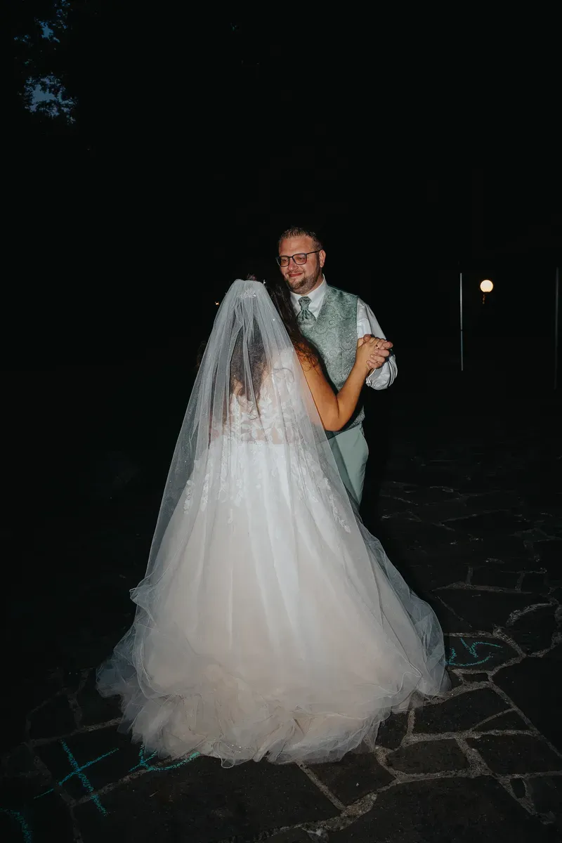 Reportage-Foto der Hochzeit von Lena und Flo im Klosterhof Seligenthal in Siegburg (Bild 010)