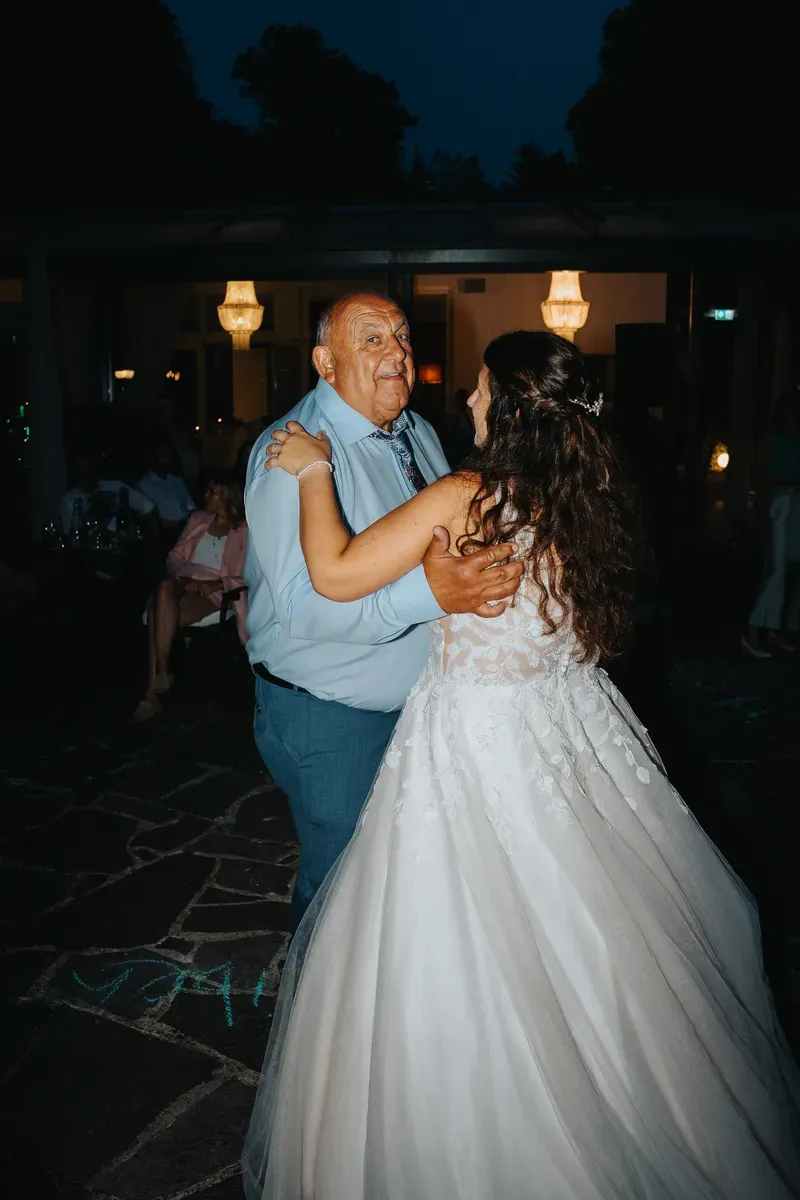 Reportage-Foto der Hochzeit von Lena und Flo im Klosterhof Seligenthal in Siegburg (Bild 012)