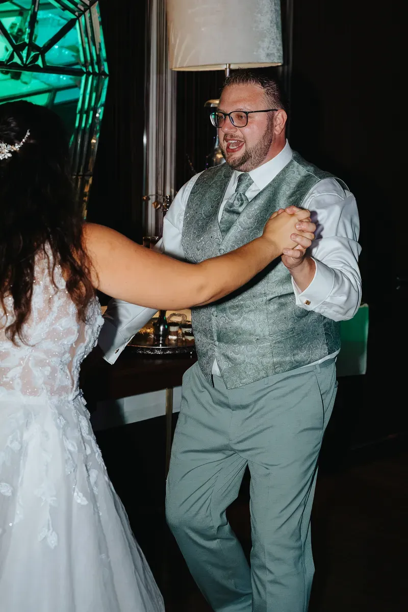 Reportage-Foto der Hochzeit von Lena und Flo im Klosterhof Seligenthal in Siegburg (Bild 014)