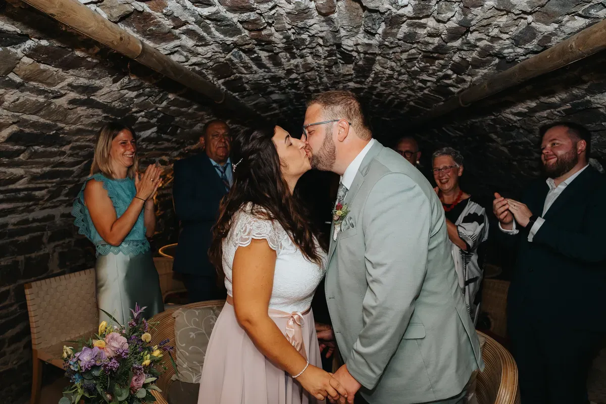 Reportage-Foto der Hochzeit von Lena und Flo im Klosterhof Seligenthal in Siegburg (Bild 020)