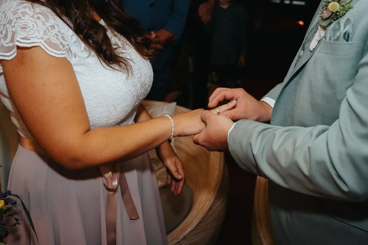 Reportage-Foto der Hochzeit von Lena und Flo im Klosterhof Seligenthal in Siegburg (Bild 021)