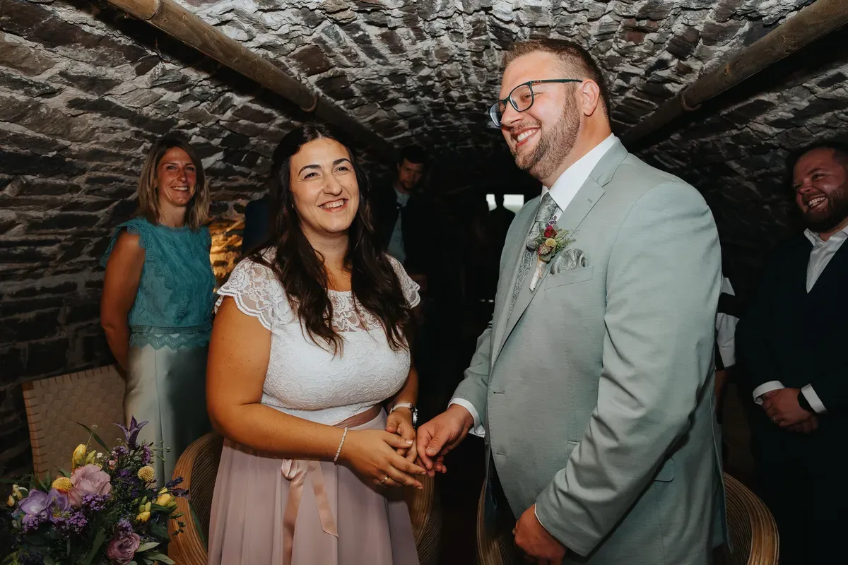 Reportage-Foto der Hochzeit von Lena und Flo im Klosterhof Seligenthal in Siegburg (Bild 022)