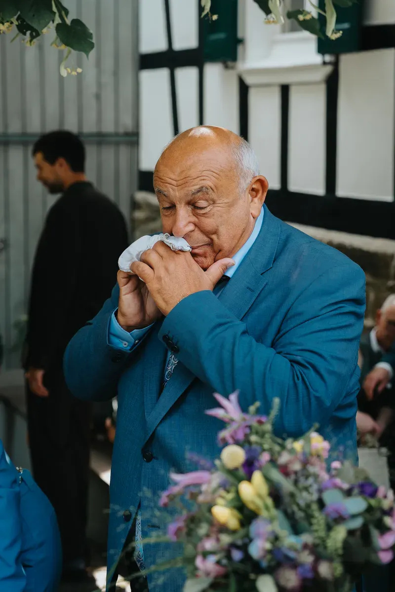 Reportage-Foto der Hochzeit von Lena und Flo im Klosterhof Seligenthal in Siegburg (Bild 025)