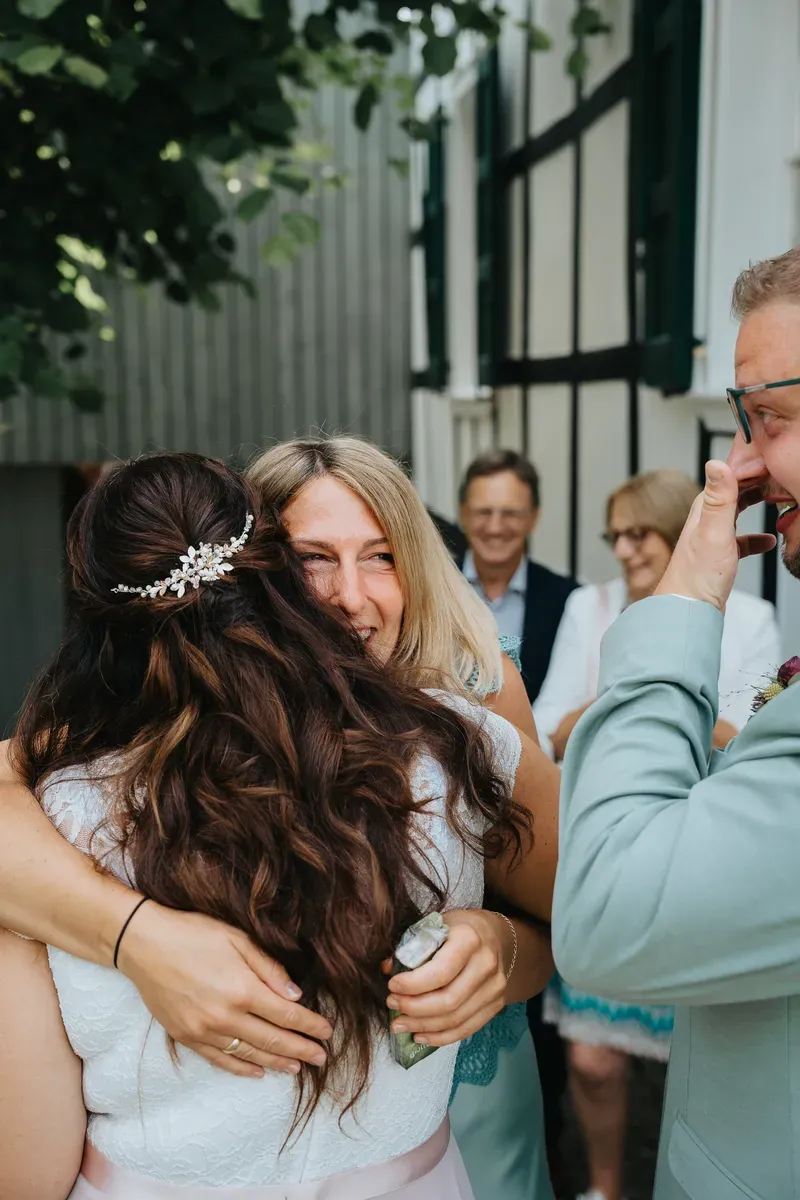 Reportage-Foto der Hochzeit von Lena und Flo im Klosterhof Seligenthal in Siegburg (Bild 026)