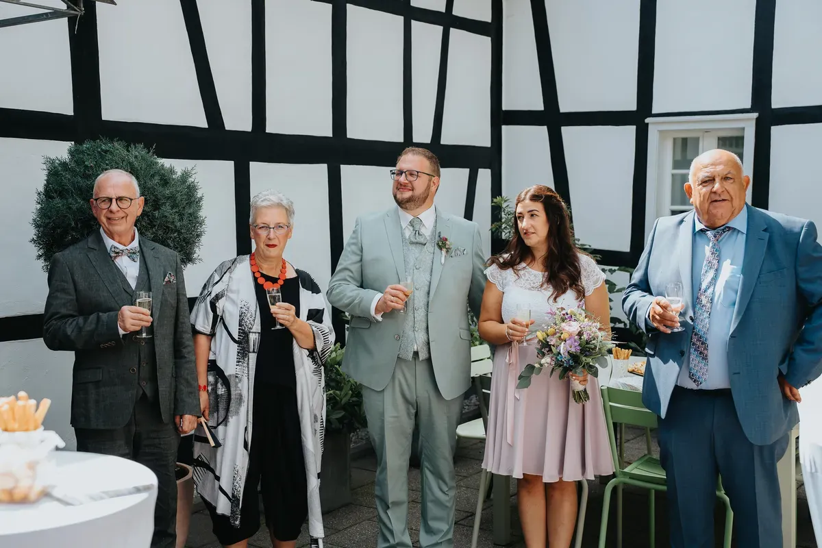 Reportage-Foto der Hochzeit von Lena und Flo im Klosterhof Seligenthal in Siegburg (Bild 027)