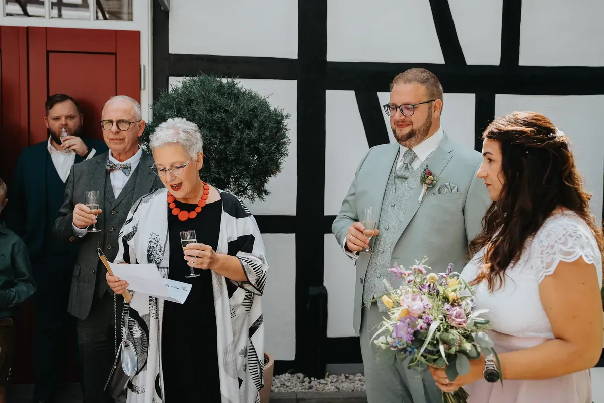 Reportage-Foto der Hochzeit von Lena und Flo im Klosterhof Seligenthal in Siegburg (Bild 029)