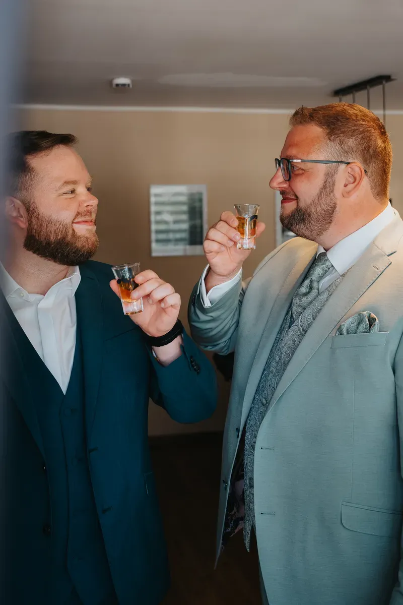Reportage-Foto der Hochzeit von Lena und Flo im Klosterhof Seligenthal in Siegburg (Bild 031)