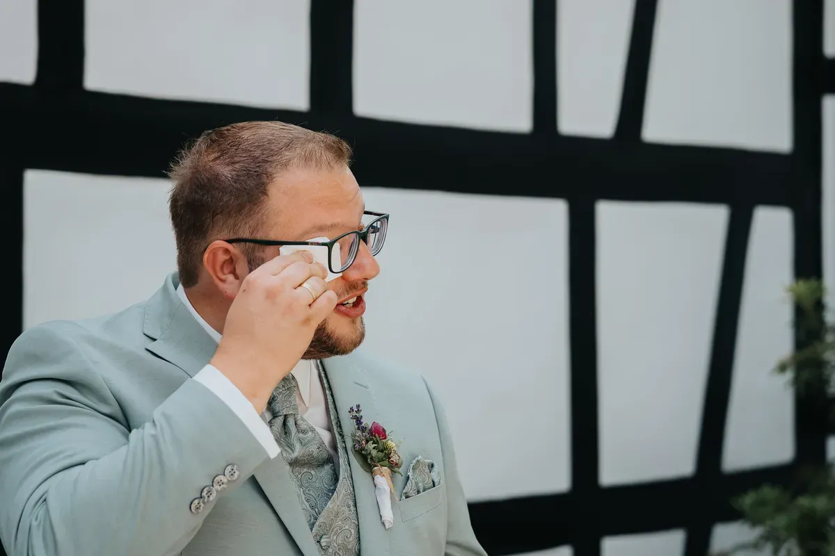 Reportage-Foto der Hochzeit von Lena und Flo im Klosterhof Seligenthal in Siegburg (Bild 032)