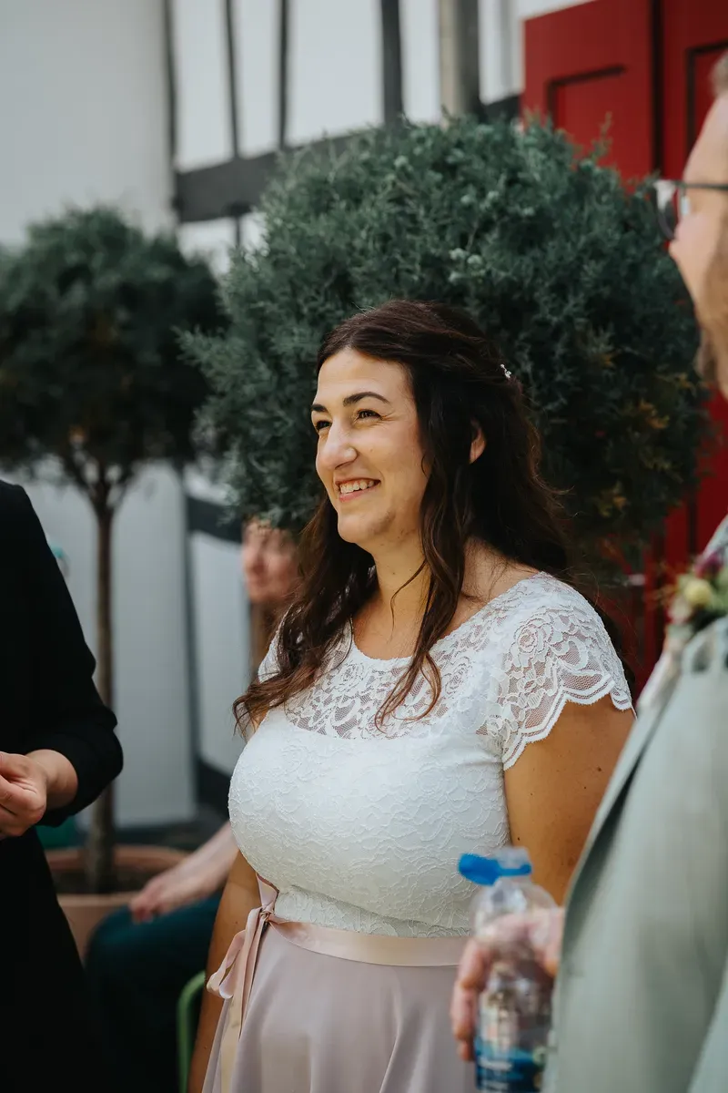 Reportage-Foto der Hochzeit von Lena und Flo im Klosterhof Seligenthal in Siegburg (Bild 033)