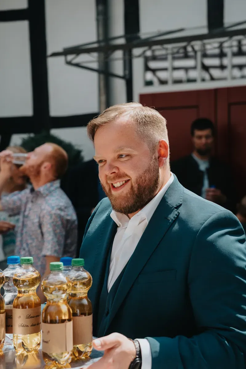 Reportage-Foto der Hochzeit von Lena und Flo im Klosterhof Seligenthal in Siegburg (Bild 035)