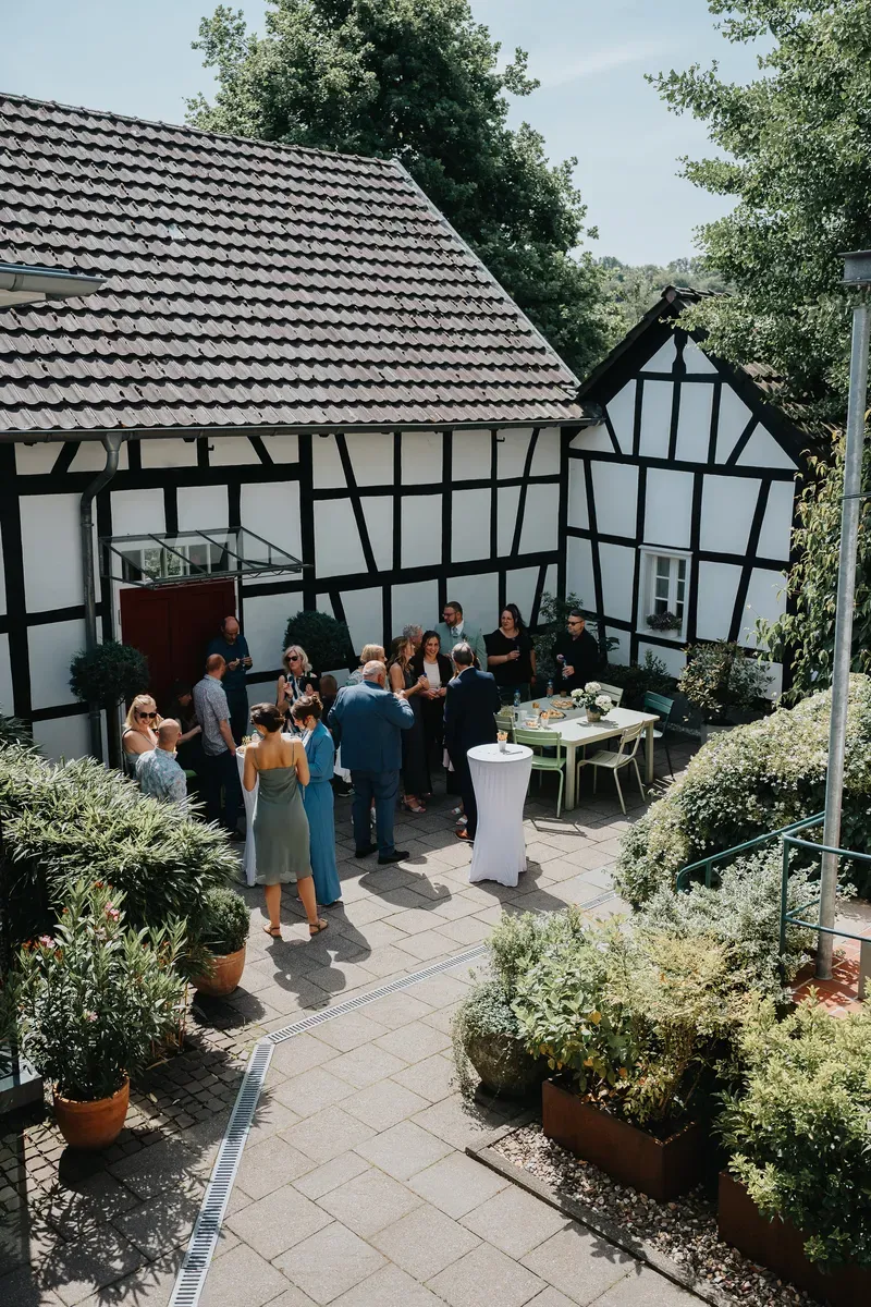 Reportage-Foto der Hochzeit von Lena und Flo im Klosterhof Seligenthal in Siegburg (Bild 036)