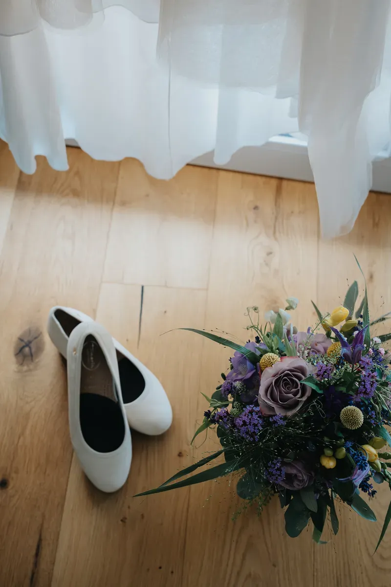 Reportage-Foto der Hochzeit von Lena und Flo im Klosterhof Seligenthal in Siegburg (Bild 038)