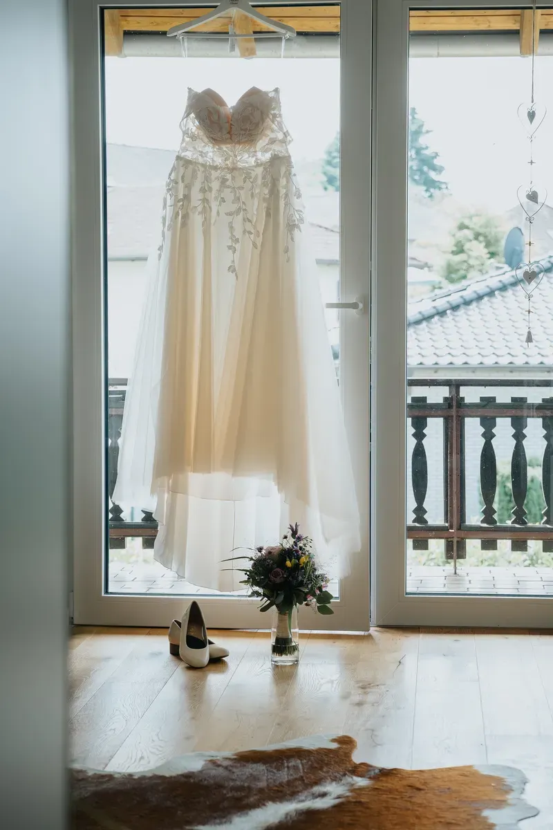 Reportage-Foto der Hochzeit von Lena und Flo im Klosterhof Seligenthal in Siegburg (Bild 039)
