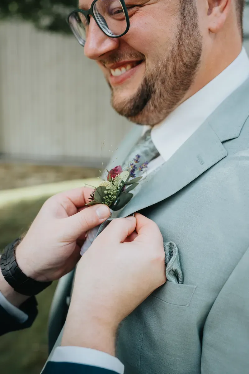 Reportage-Foto der Hochzeit von Lena und Flo im Klosterhof Seligenthal in Siegburg (Bild 040)