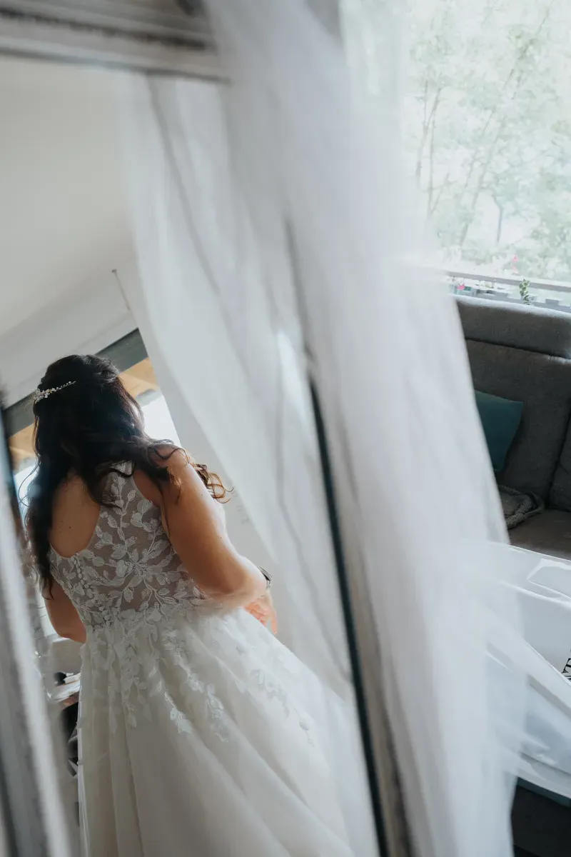 Reportage-Foto der Hochzeit von Lena und Flo im Klosterhof Seligenthal in Siegburg (Bild 041)