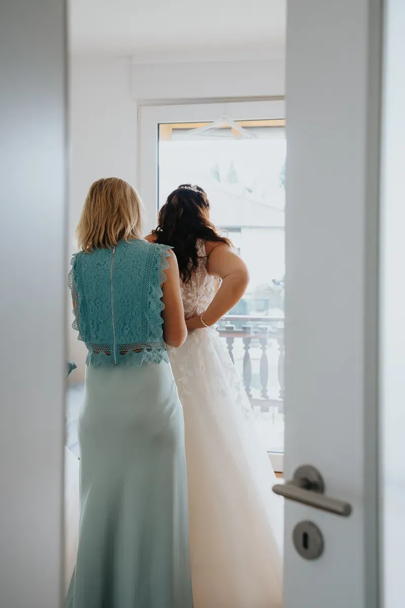 Reportage-Foto der Hochzeit von Lena und Flo im Klosterhof Seligenthal in Siegburg (Bild 042)