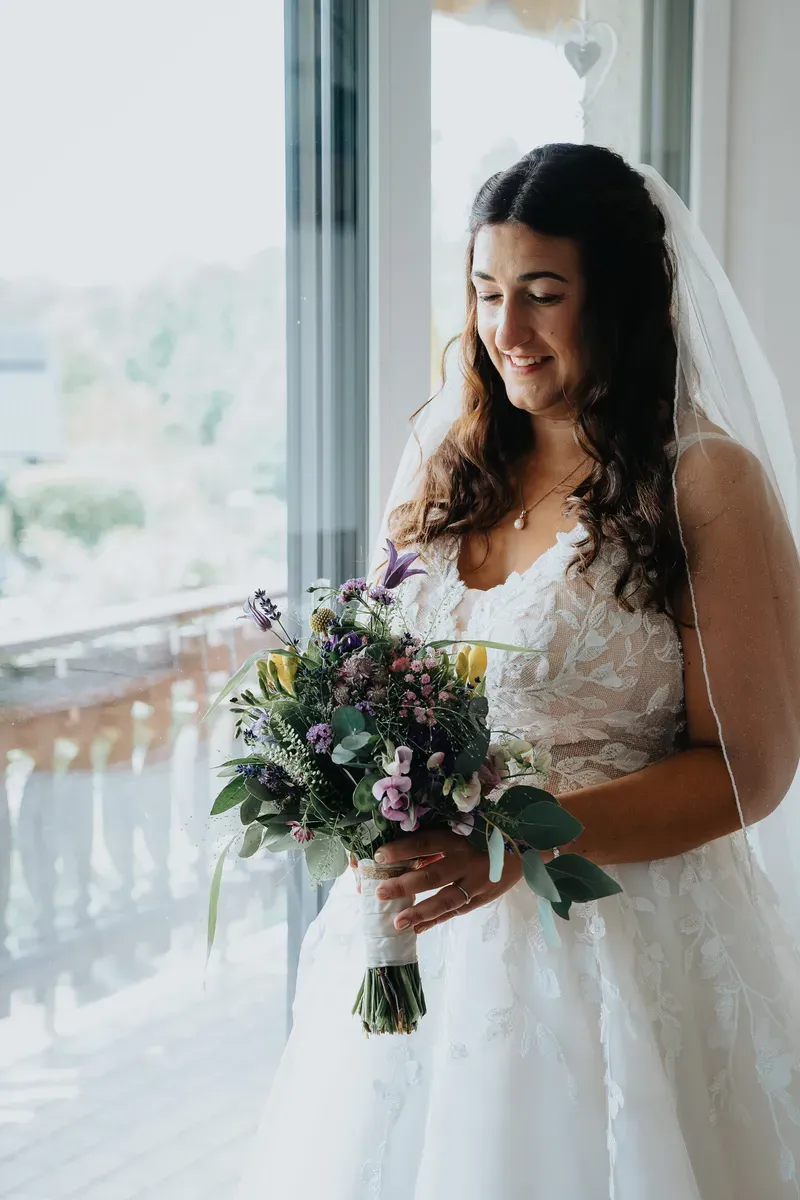 Reportage-Foto der Hochzeit von Lena und Flo im Klosterhof Seligenthal in Siegburg (Bild 045)