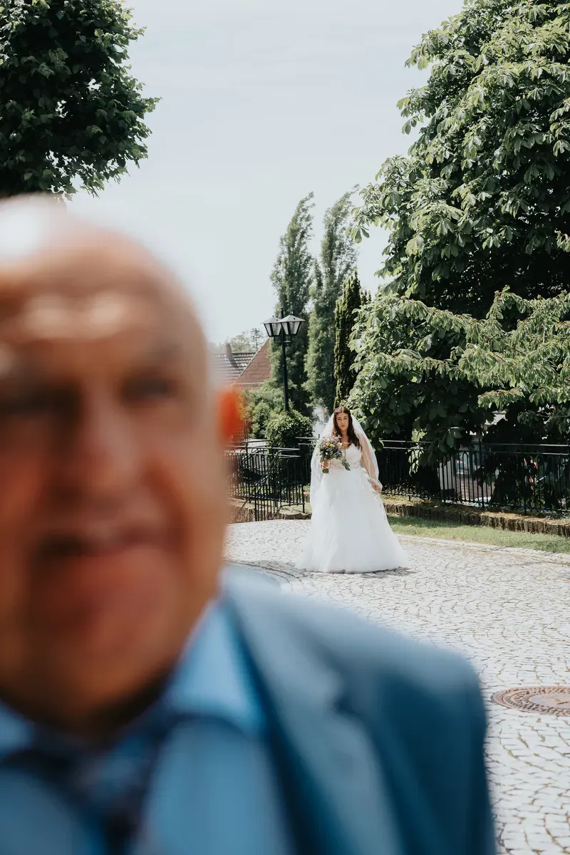 Reportage-Foto der Hochzeit von Lena und Flo im Klosterhof Seligenthal in Siegburg (Bild 047)