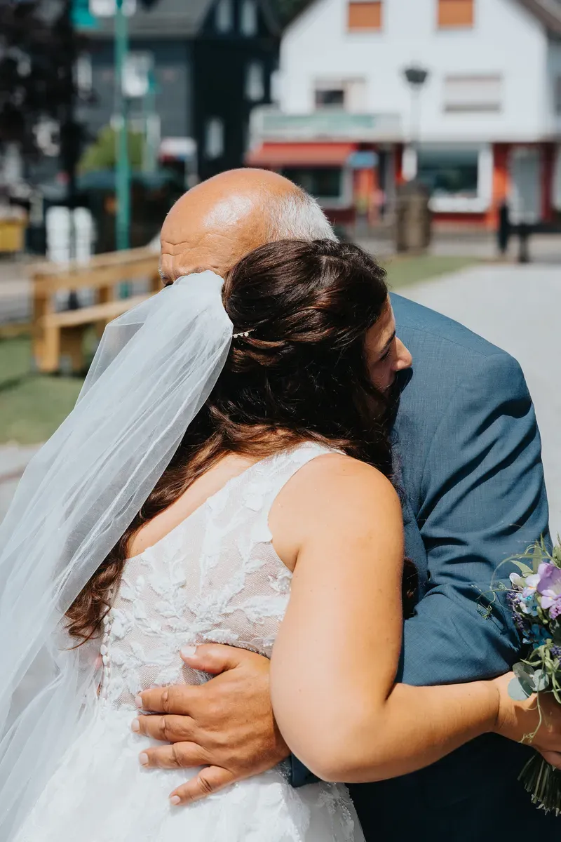 Reportage-Foto der Hochzeit von Lena und Flo im Klosterhof Seligenthal in Siegburg (Bild 048)